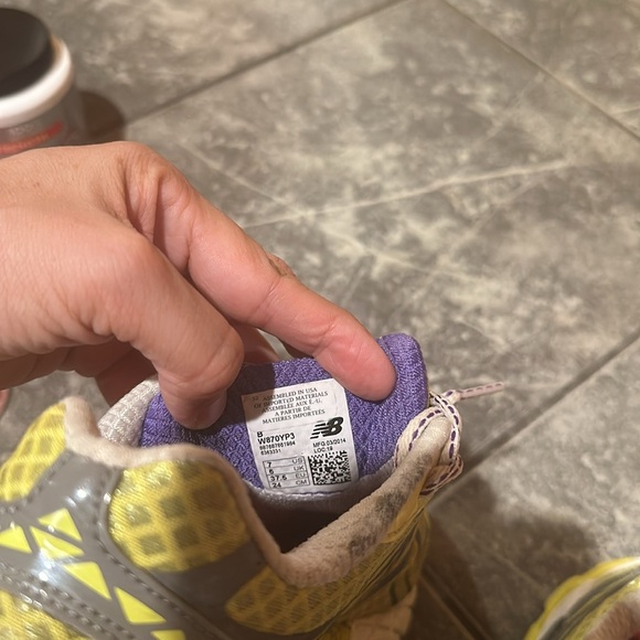 New Balance women’s 870 V3 running shoes yellow and purple - Picture 8 of 8